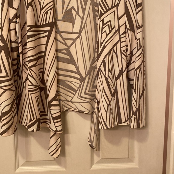 Easy wear by Chico’s woman’s top, size Chico’s 3, dark taupe & white - Picture 5 of 10